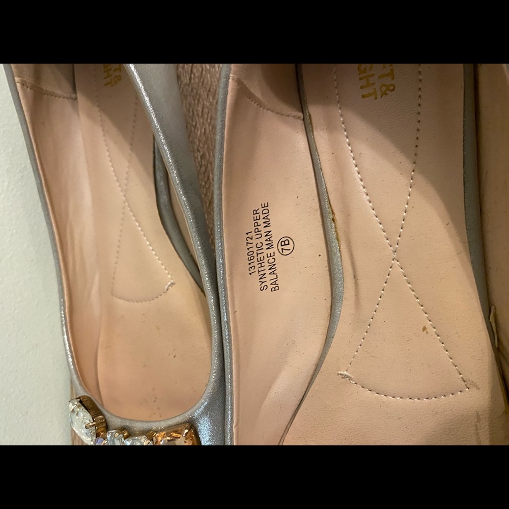 LEFT & RIGHT flats, size 7B - Picture 4 of 4